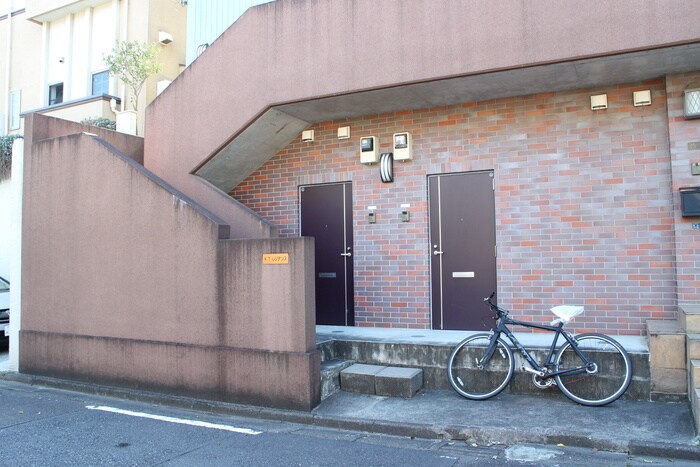 物件外観写真2　(エントランス部分)