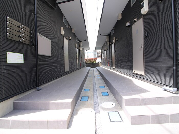 物件外観写真4　(エントランス部分)