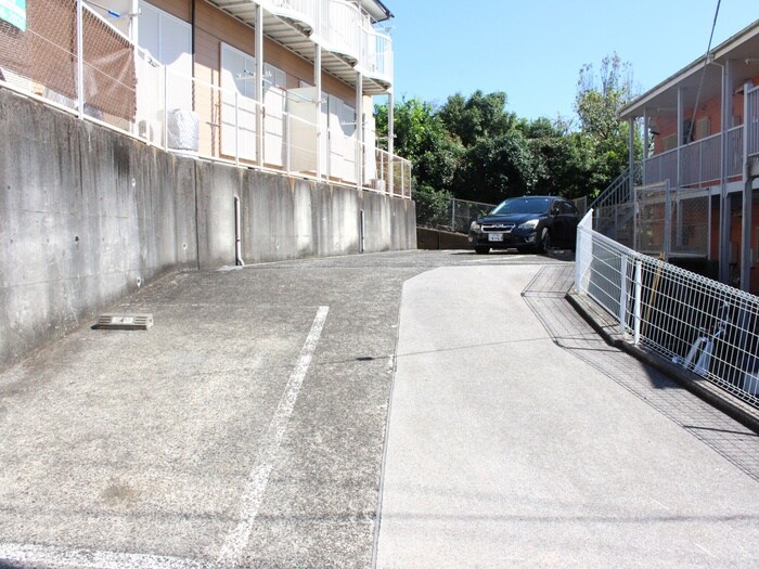 物件外観写真4　(駐車場)