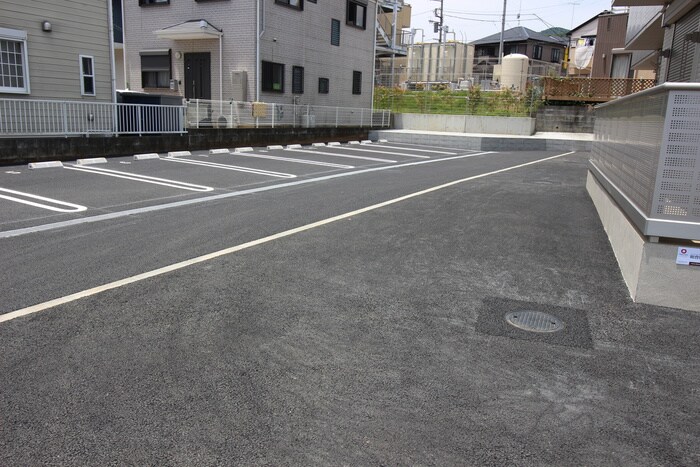 物件外観写真4　(駐車場)