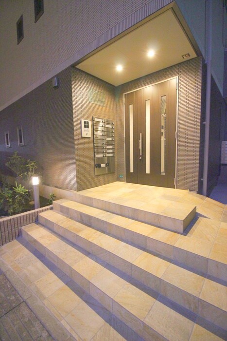 物件外観写真2　(エントランス部分)