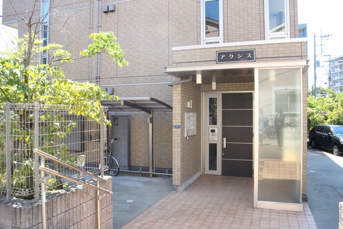 物件外観写真2　(エントランス部分)