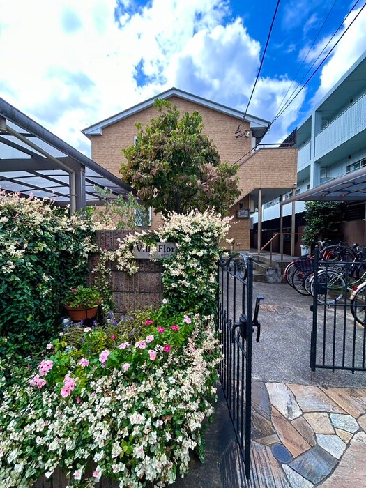 物件外観写真2　(エントランス部分)