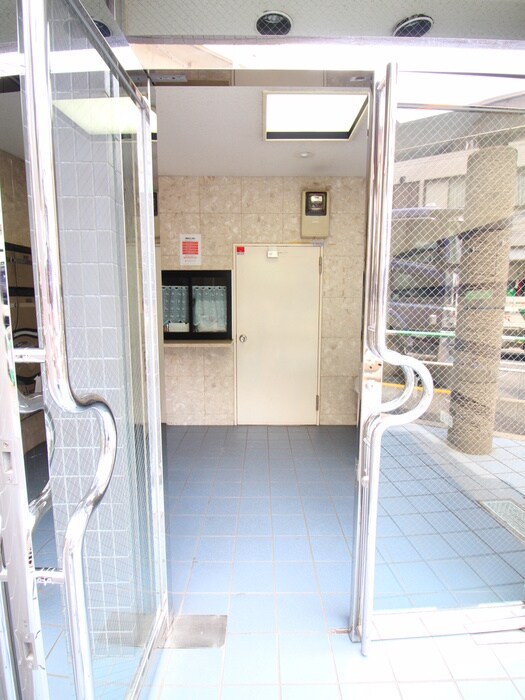 物件外観写真3　(エントランス部分)