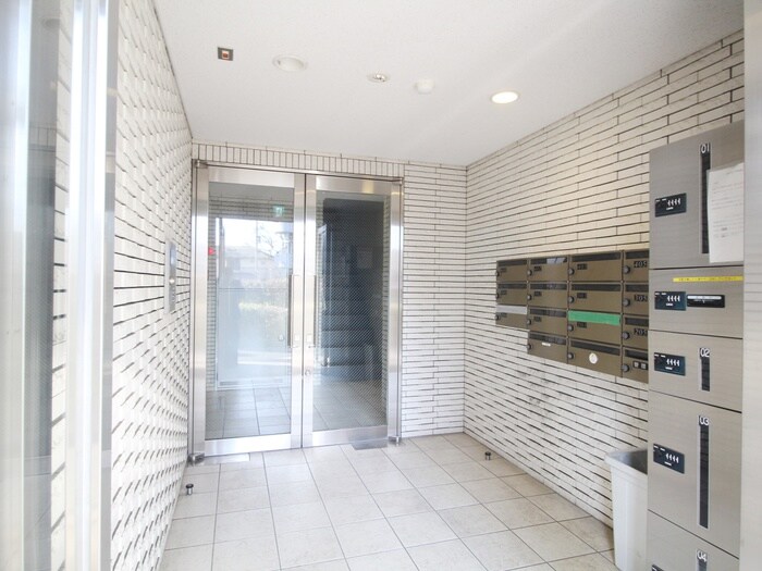 物件外観写真3　(エントランス部分)