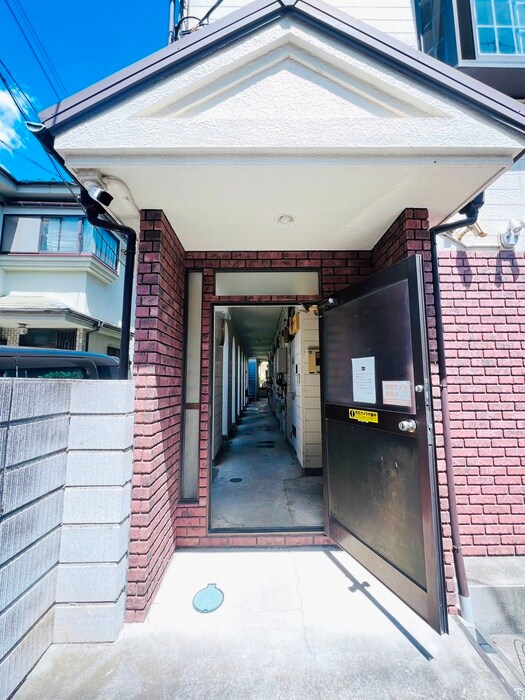 物件外観写真3　(エントランス部分)