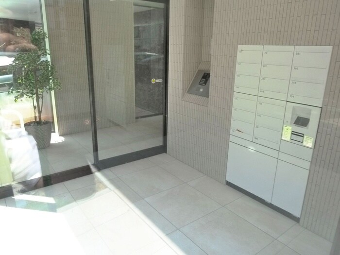 物件外観写真3　(エントランス部分)