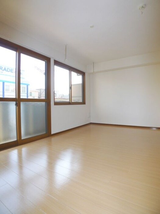 物件内観写真5　(室内からの展望)