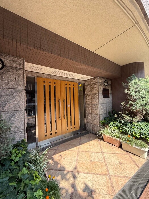 物件外観写真3　(エントランス部分)