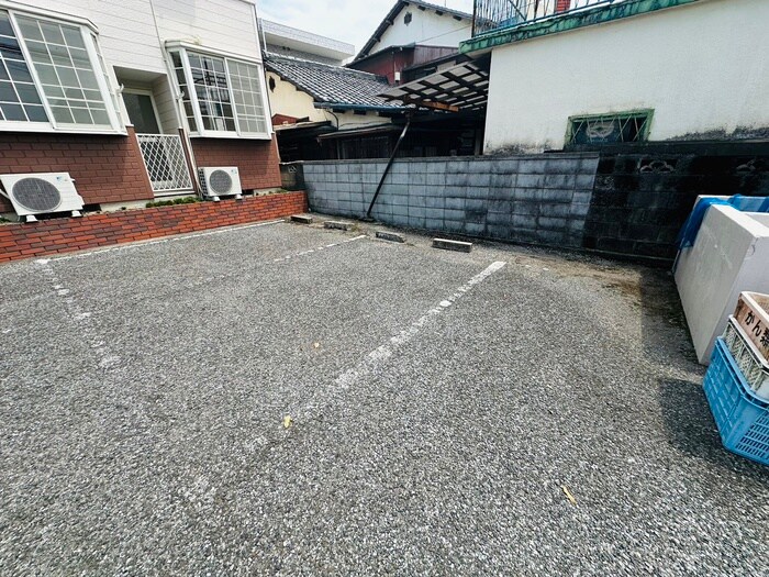 物件外観写真2　(駐車場)