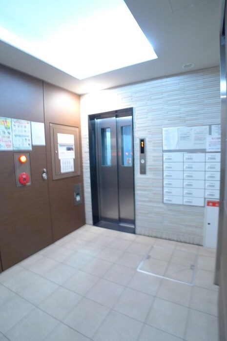 物件外観写真4　(エントランス部分)