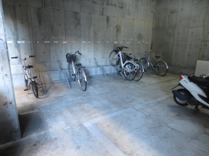 物件外観写真2　(駐輪場)