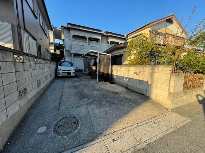 物件外観写真3　(駐車場)