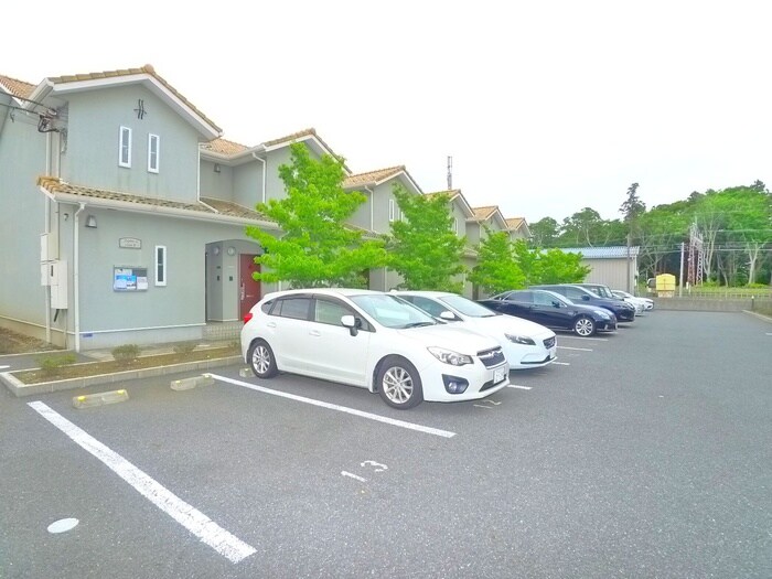 物件外観写真3　(駐車場)