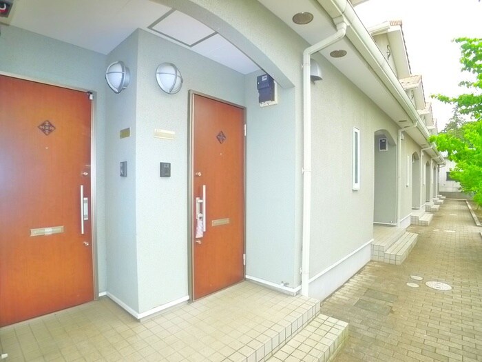 物件外観写真4　(エントランス部分)