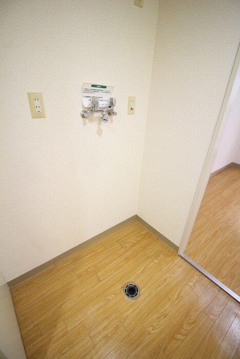 物件内観写真13　(洗濯機置場)