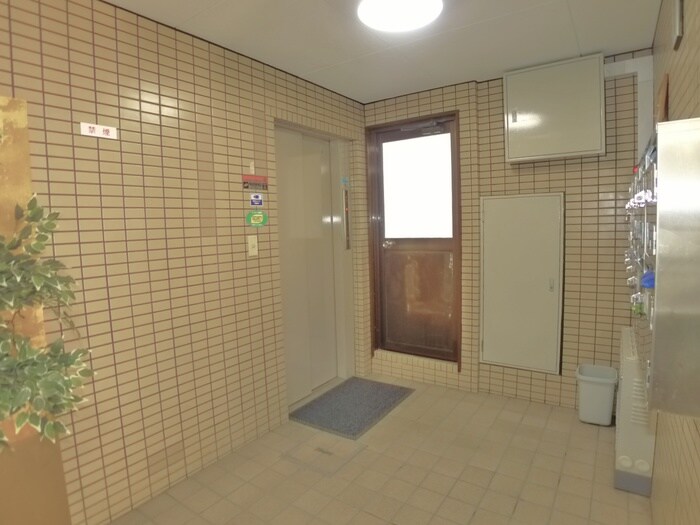 物件外観写真6　(エントランス部分)