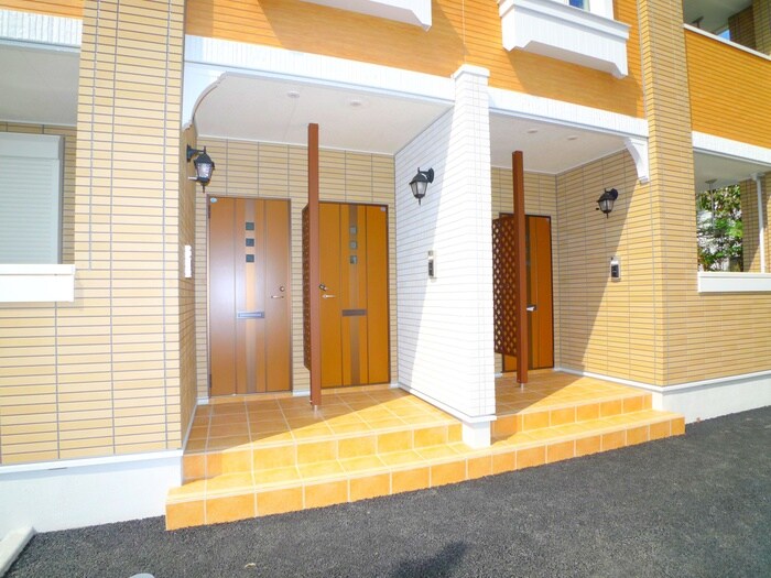 物件外観写真2　(エントランス部分)