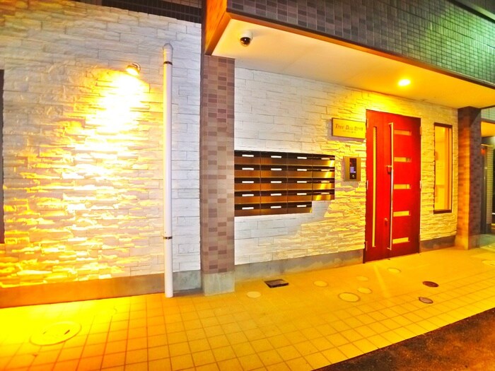 物件外観写真2　(エントランス部分)