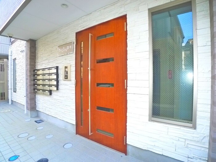 物件外観写真6　(エントランス部分)