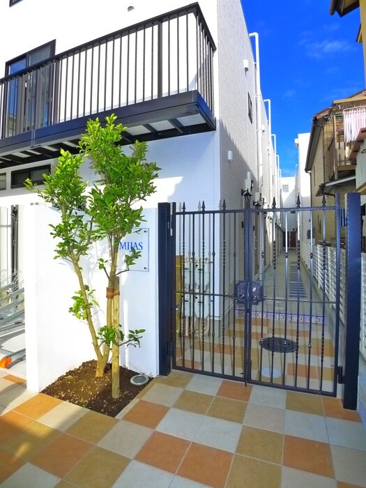 物件外観写真2　(エントランス部分)