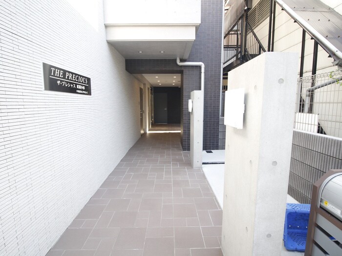 物件外観写真3　(エントランス部分)