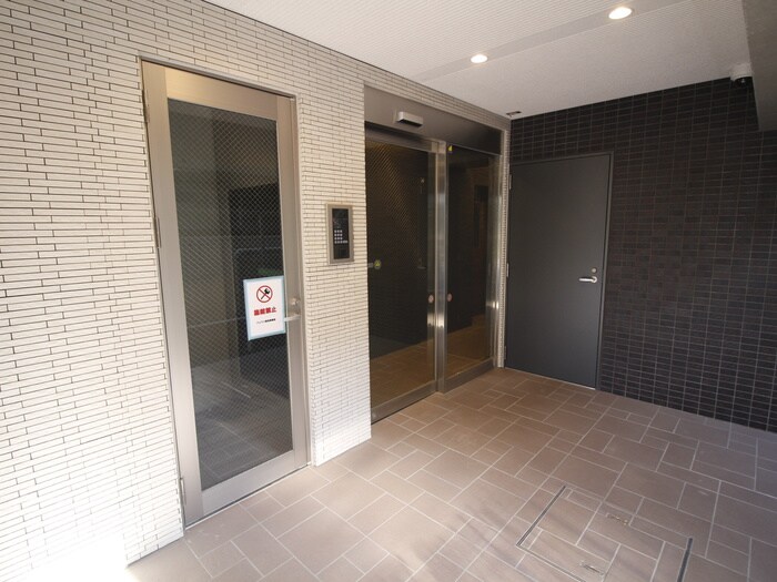 物件外観写真4　(エントランス部分)