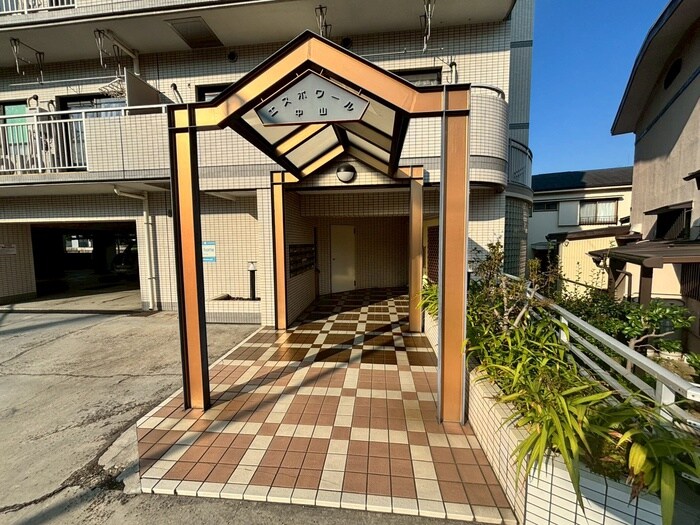 物件外観写真5　(エントランス部分)