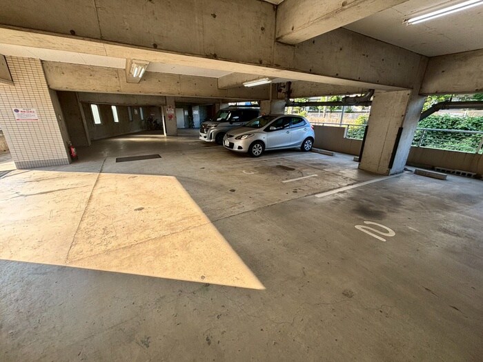 物件外観写真6　(駐車場)