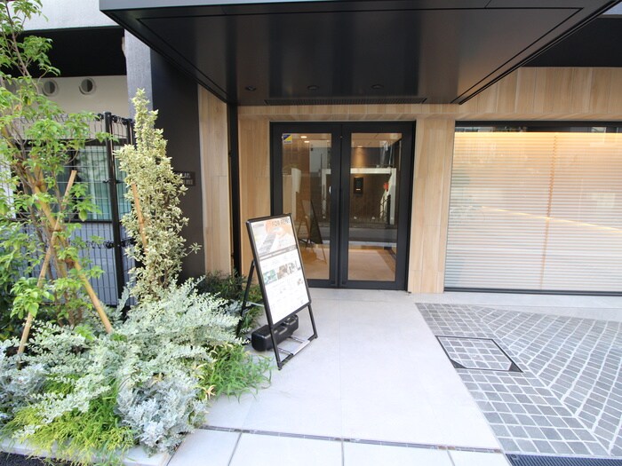 物件外観写真2　(エントランス部分)