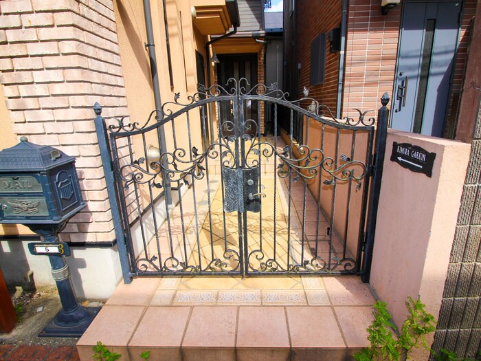 物件外観写真4　(エントランス部分)