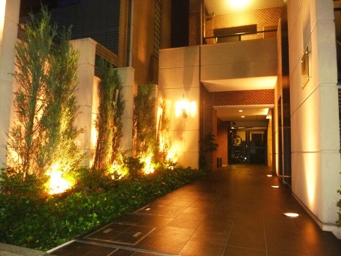 物件外観写真2　(エントランス部分)