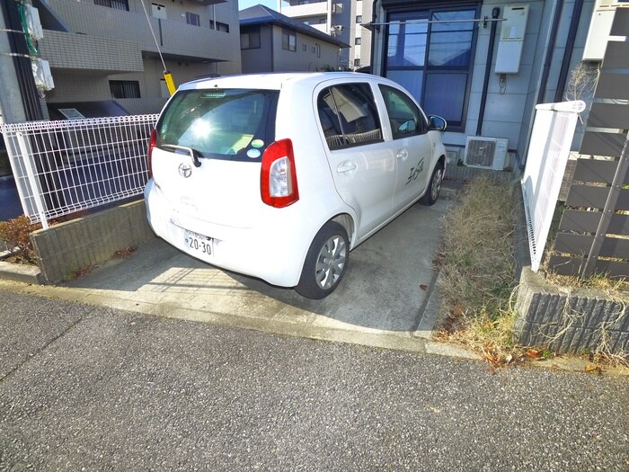 物件外観写真6　(駐車場)