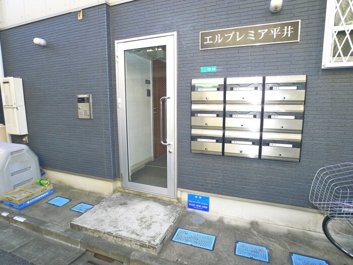 物件外観写真2　(エントランス部分)