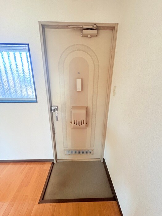 物件内観写真4　(玄関)