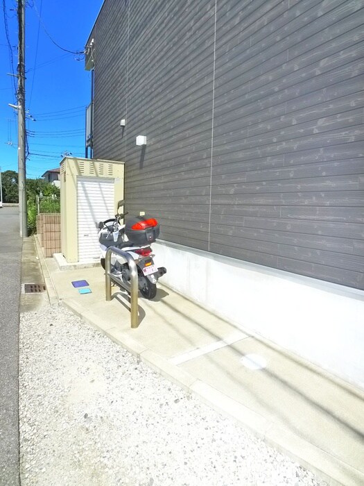 物件外観写真5　(バイク置き場)