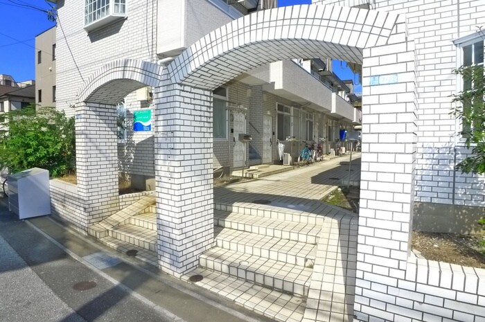 物件外観写真2　(エントランス部分)