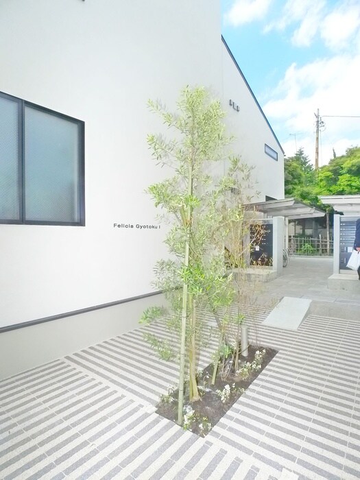 物件外観写真4　(エントランス部分)