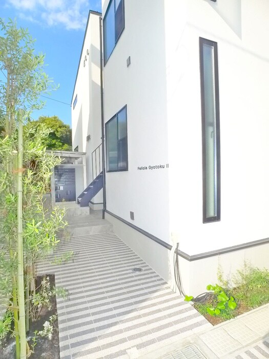 物件外観写真2　(エントランス部分)