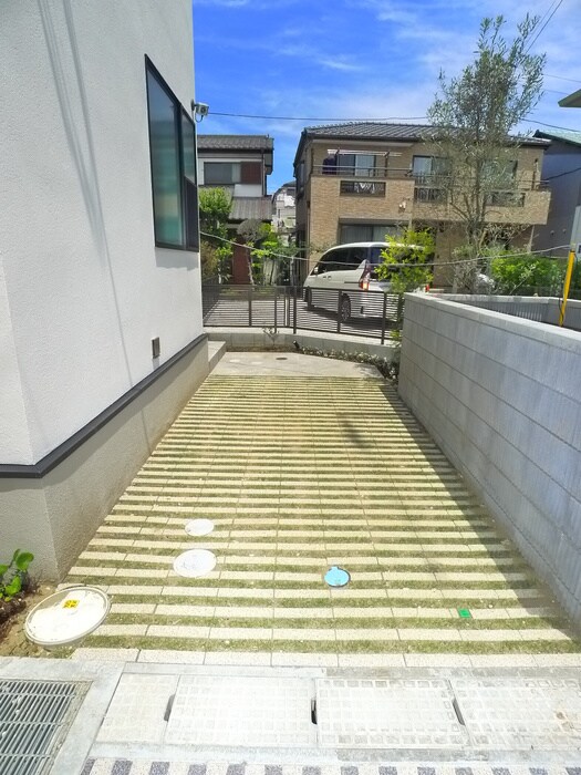 物件外観写真5　(駐車場)