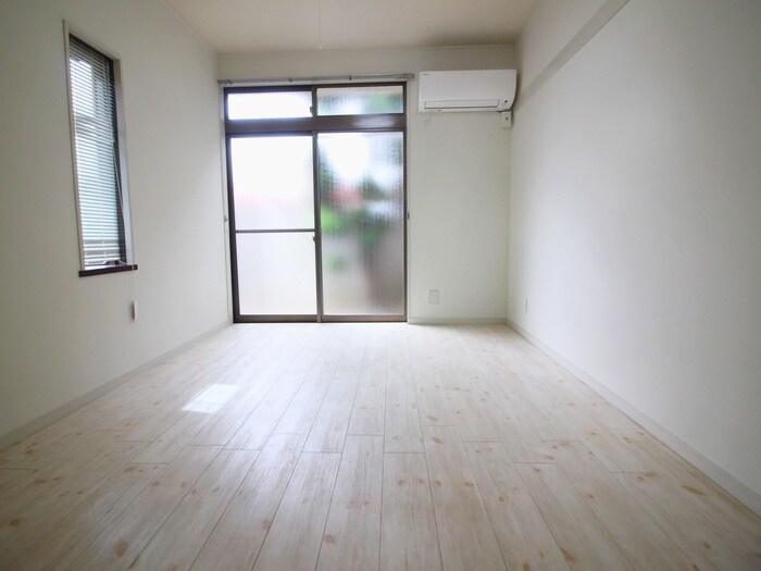 物件内観写真7　(室内からの展望)