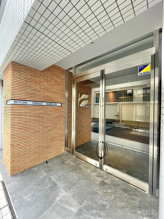 物件外観写真2　(エントランス部分)