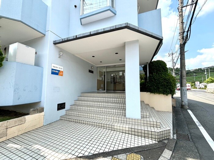 物件外観写真3　(エントランス部分)