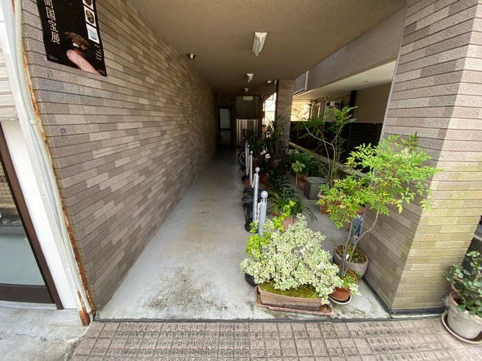 物件外観写真3　(エントランス部分)