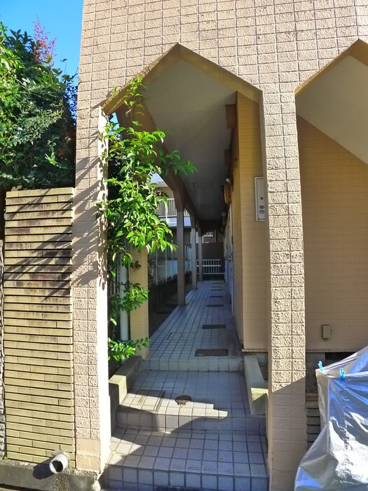 物件外観写真2　(エントランス部分)