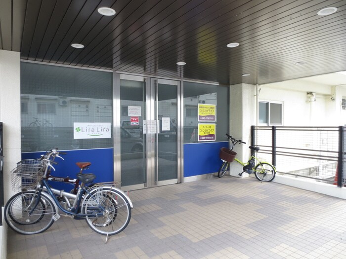 物件外観写真4　(エントランス部分)