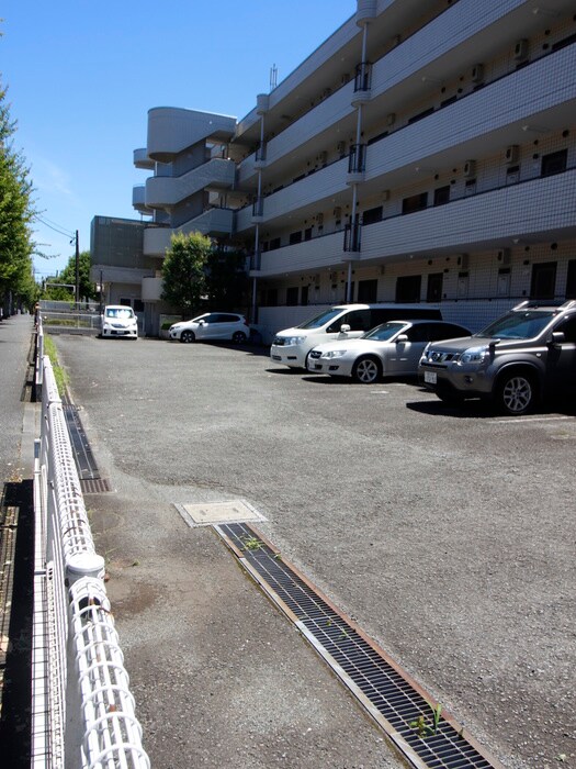 物件外観写真3　(駐車場)