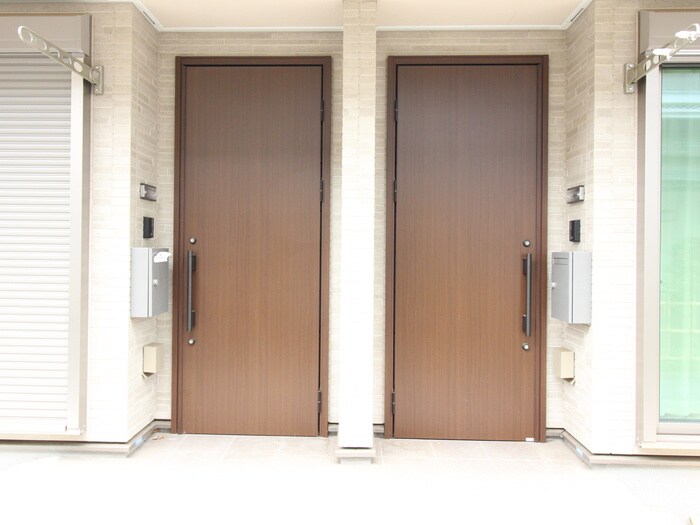 物件外観写真4　(エントランス部分)