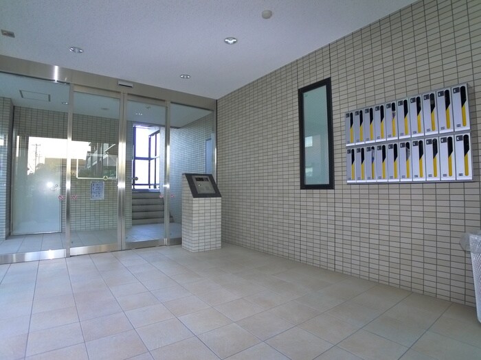 物件外観写真4　(エントランス部分)