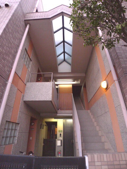 物件外観写真3　(エントランス部分)